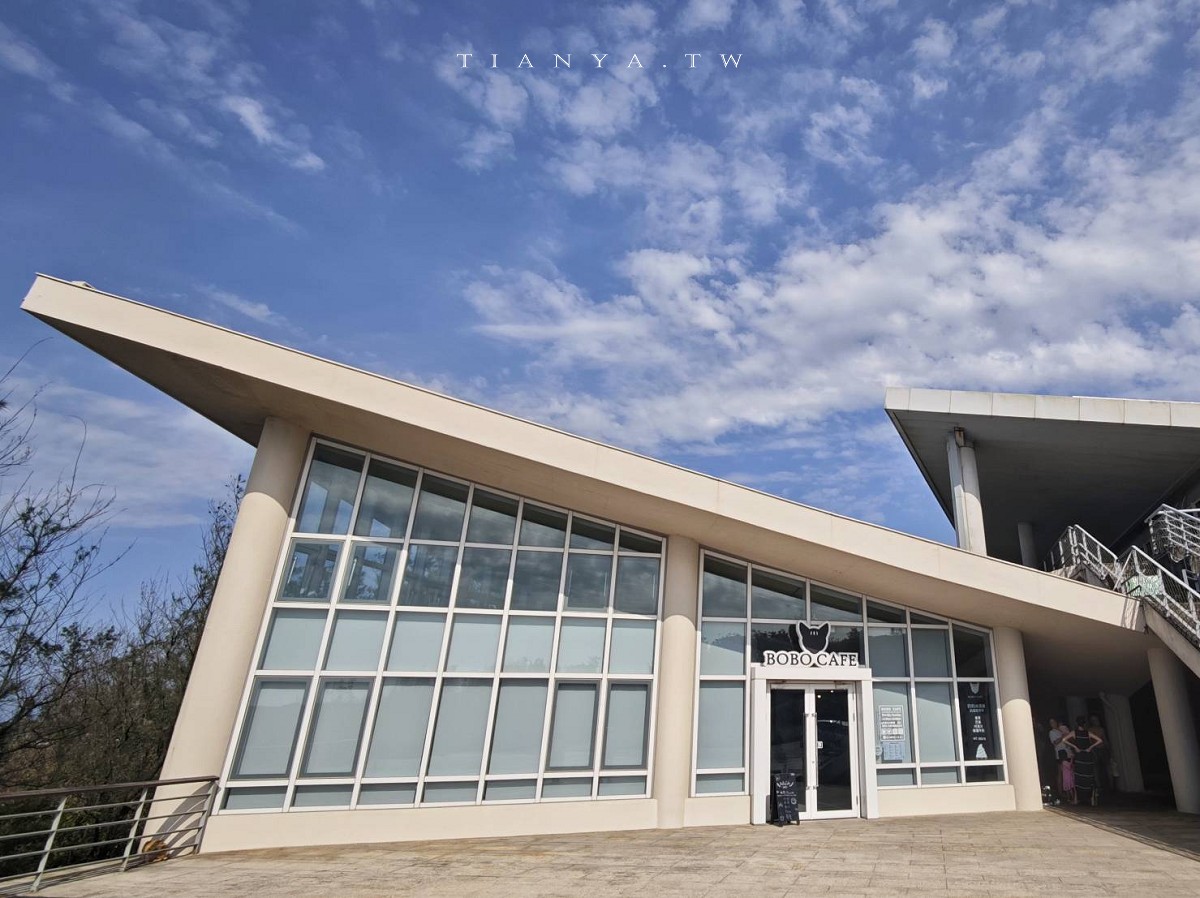 【豹豹咖啡．海邊館】北海岸秘境海景咖啡館，坐擁無敵景觀的純白系玻璃屋，1分鐘抵達白沙灣絕美海灘