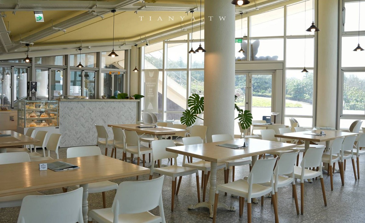 【豹豹咖啡．海邊館】北海岸秘境海景咖啡館，坐擁無敵景觀的純白系玻璃屋，1分鐘抵達白沙灣絕美海灘