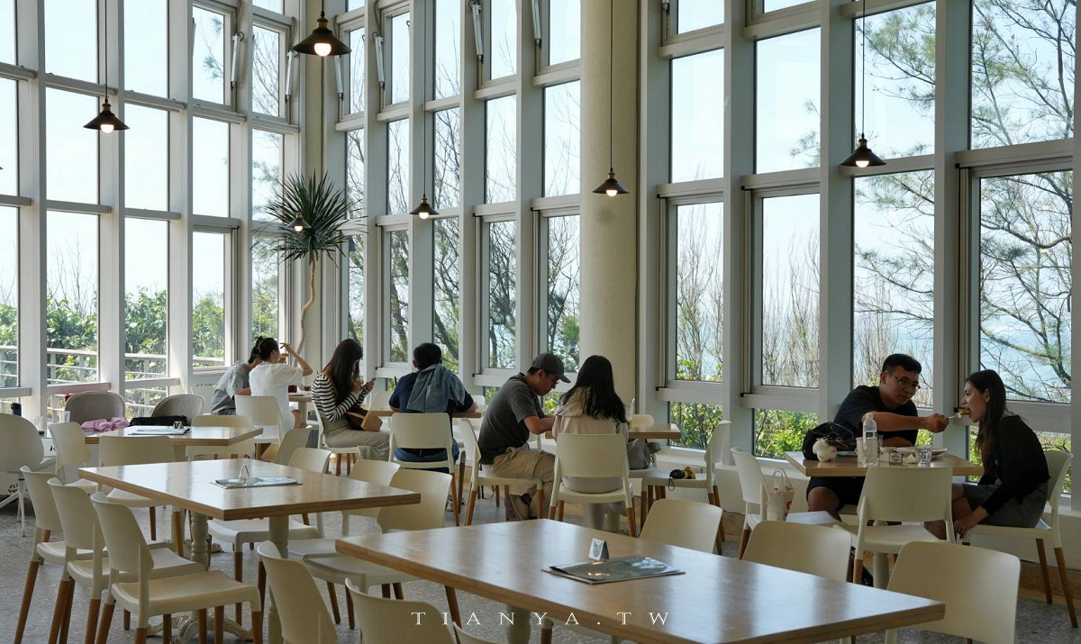 【豹豹咖啡．海邊館】北海岸秘境海景咖啡館，坐擁無敵景觀的純白系玻璃屋，1分鐘抵達白沙灣絕美海灘