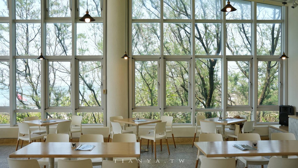 【豹豹咖啡．海邊館】北海岸秘境海景咖啡館，坐擁無敵景觀的純白系玻璃屋，1分鐘抵達白沙灣絕美海灘