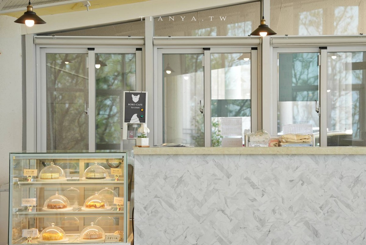 【豹豹咖啡．海邊館】北海岸秘境海景咖啡館，坐擁無敵景觀的純白系玻璃屋，1分鐘抵達白沙灣絕美海灘