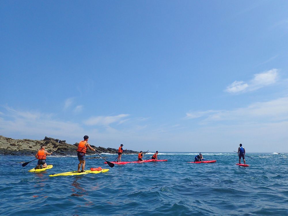 【新北景點】北海岸深澳岬角水上活動，划SUP立槳從海上視角觀賞象鼻岩