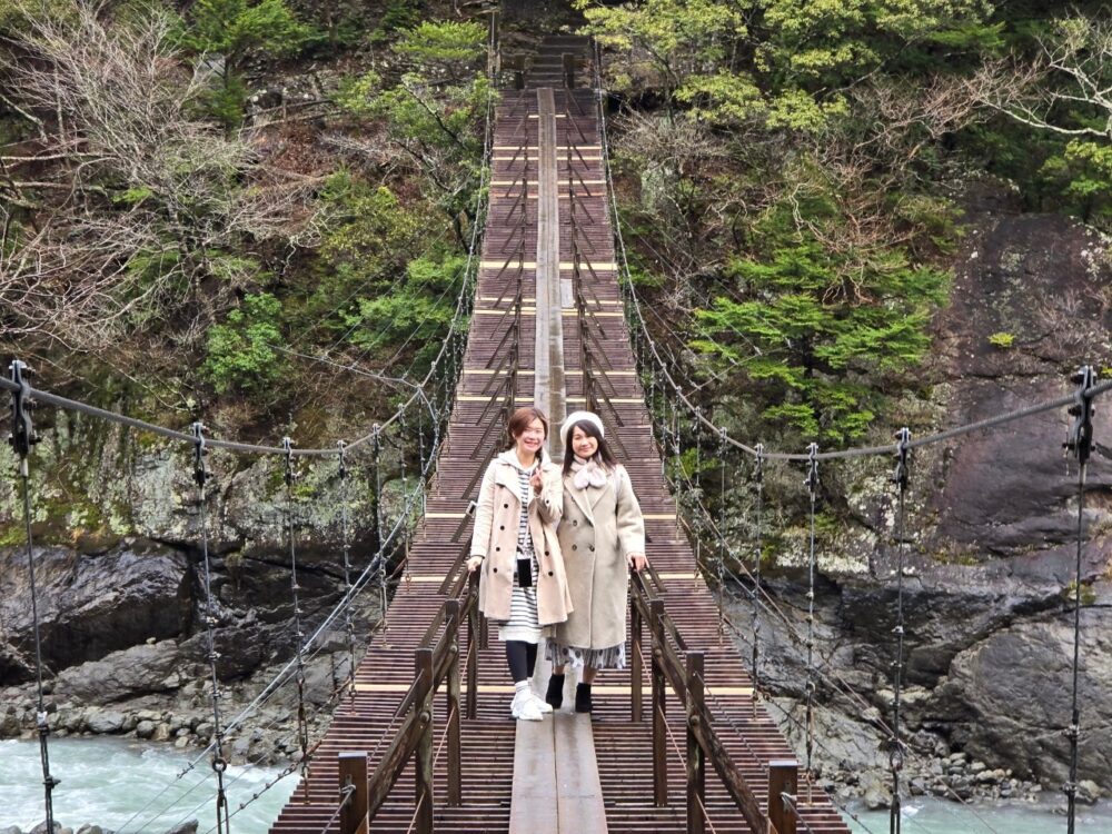【日本住宿】搭著懷舊火車前往秘境「寸又峽溫泉」，入住歷史悠久的「翠紅苑」，漫步絕美「夢之吊橋」