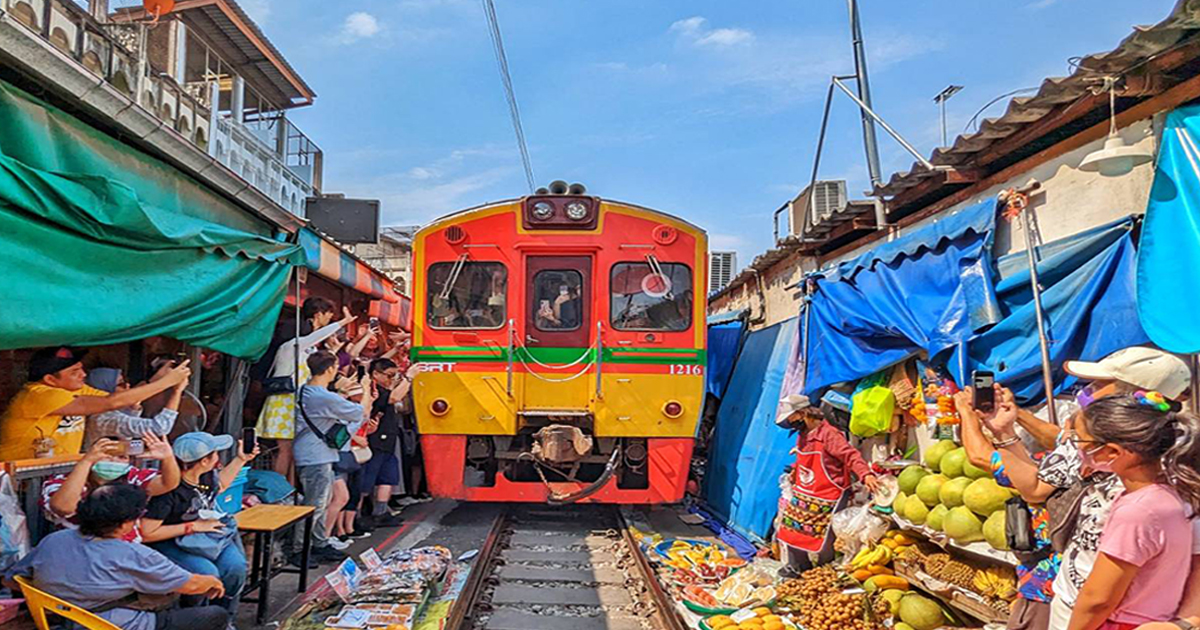 【泰國景點】曼谷近郊一日遊必玩「美功鐵道市集」，全世界唯一有火車穿越的市場，交通指南、火車時刻、推薦美食完全攻略 @下一站，天涯