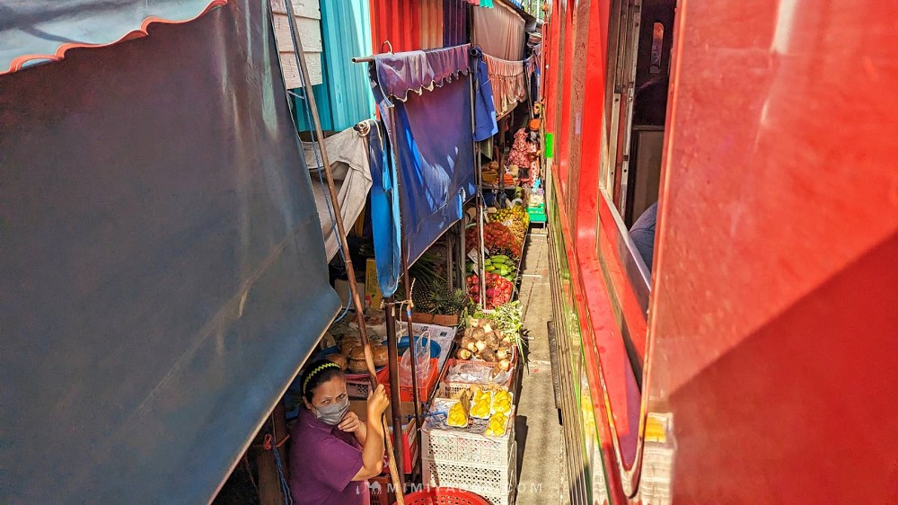 【泰國景點】曼谷近郊一日遊必玩「美功鐵道市集」，全世界唯一有火車穿越的市場，交通指南、火車時刻、推薦美食完全攻略