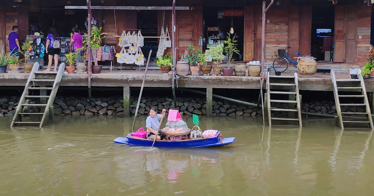 延伸閱讀：【泰國景點】安帕瓦水上市場交通攻略，住一晚體驗夜間賞螢、清晨僧侶佈施