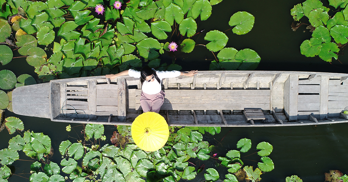 【泰國景點】紅蓮花水上市場｜穿著泰服深入蓮花海大玩空拍、逛水上市集、品嚐特色蓮花餐